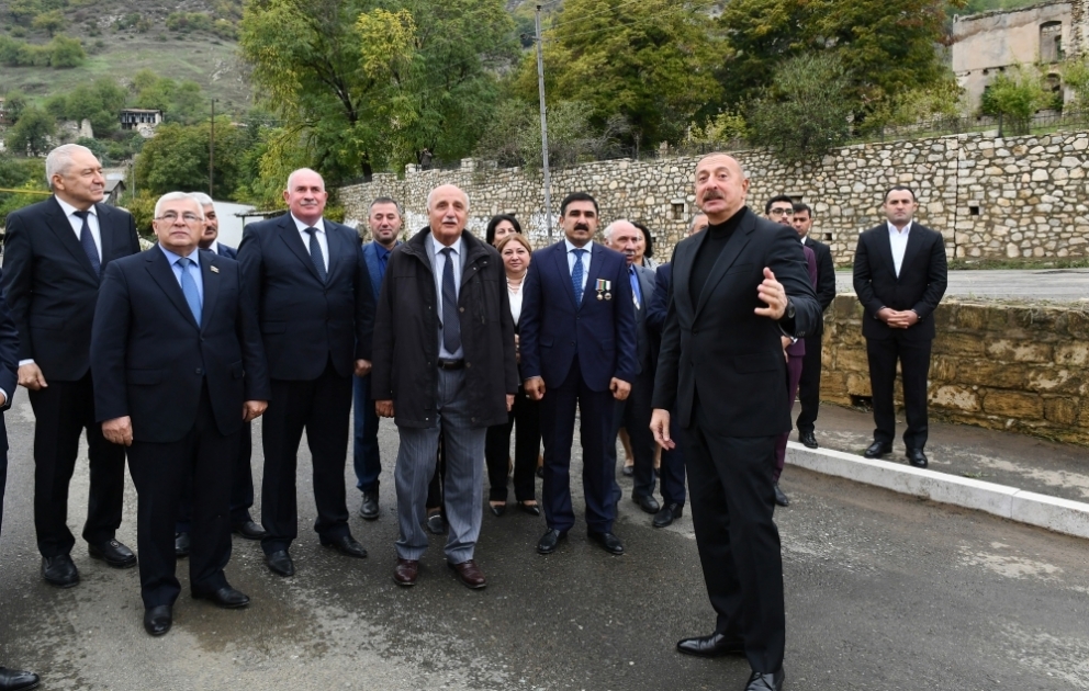 Le président Ilham Aliyev visite le village de Tough avec les représentants de la communauté de Khodjavend VIDEO