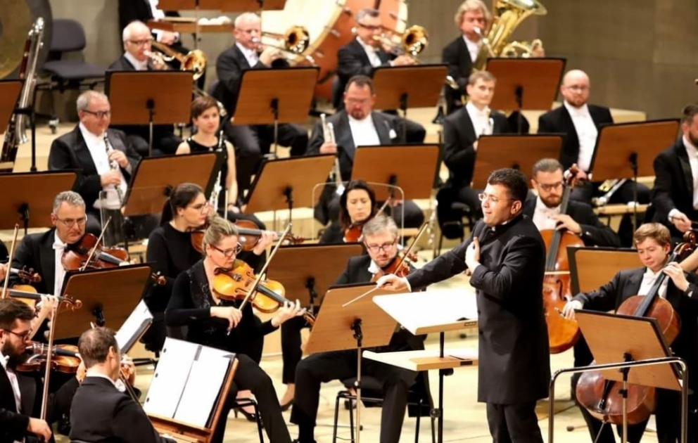 Polşanın Kaliş şəhərində dahi Azərbaycan şairi Nizaminin 880 illik yubileyi simfonik konsert proqramında anılıb VİDEO