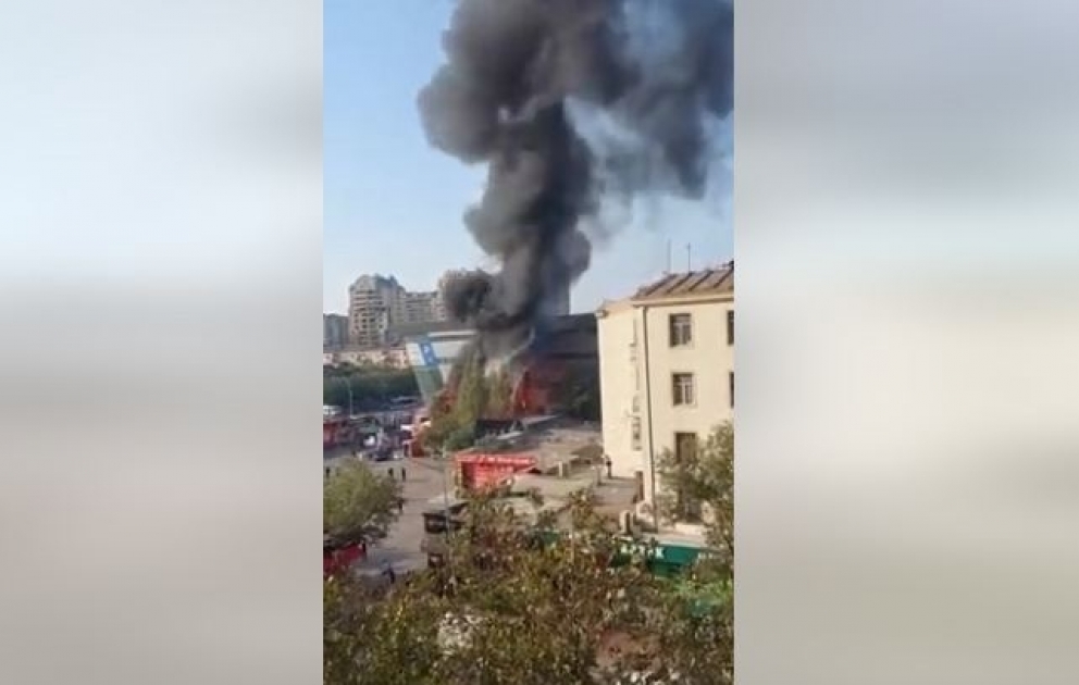 Bakıda ticarət mərkəzi yanır VİDEO