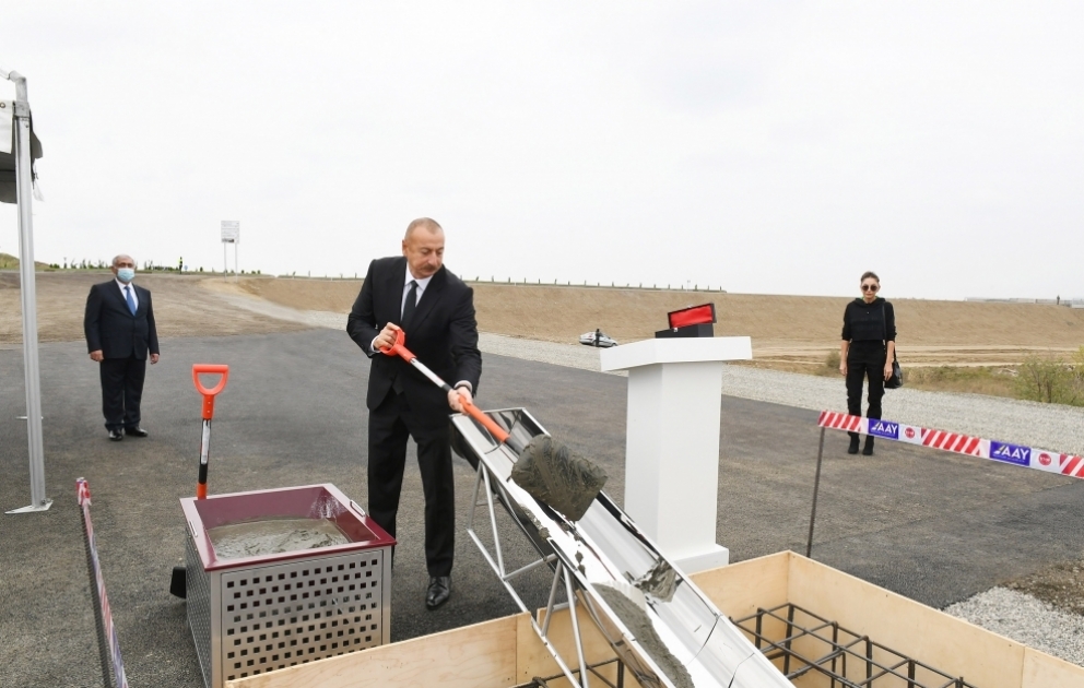 Le président Ilham Aliyev et la première dame Mehriban Aliyeva se sont déplacés dans la région de Fuzouli  Pose de la première pierre de la route Fuzouli-Aghdam VIDEO