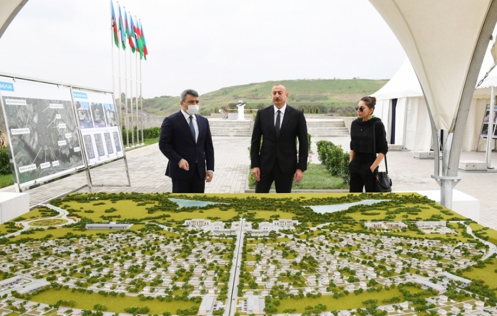Le président Ilham Aliyev pose la première pierre d’un Village intelligent dans la région de Fuzouli VIDEO