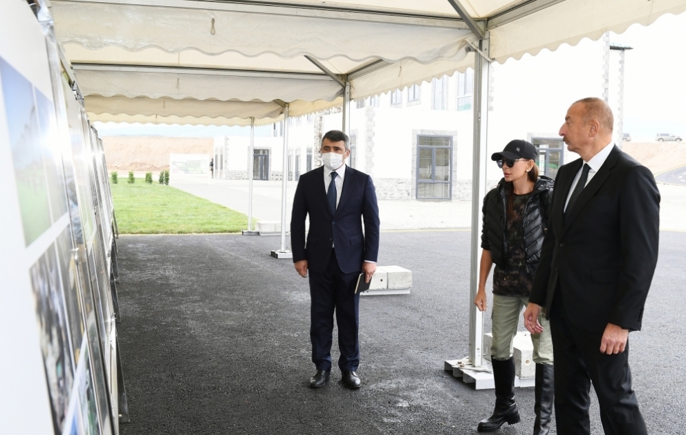 Le président de la République et la première dame se sont déplacés dans la région de Zenguilan  Visite du village d’Aghaly pour prendre connaissance des travaux du projet « Village intelligent » VIDEO