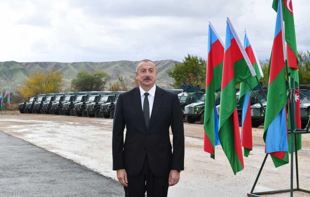 Präsident Ilham Aliyev und First Lady Mehriban Aliyeva machen sich in Zangilan Region mit Truppenteil des Grenzdienstes vertraut VIDEO