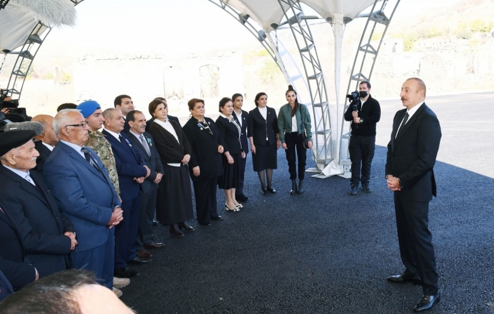 Президент Ильхам Алиев и первая леди Мехрибан Алиева встретились с представителями общественности Губадлинского района ВИДЕО