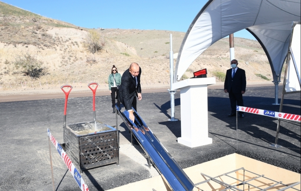 Le président Ilham Aliyev et la première dame Mehriban Aliyeva se sont déplacés dans la région de Goubadly  La première pierre de la route Khanlyg-Goubadly a été posée VIDEO