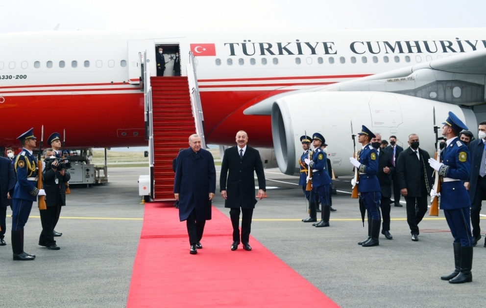 Türkiyə Prezidenti Rəcəb Tayyib Ərdoğan Azərbaycana rəsmi səfərə gəlib  Füzuli Beynəlxalq Hava Limanında ilk rəsmi qarşılanma VİDEO