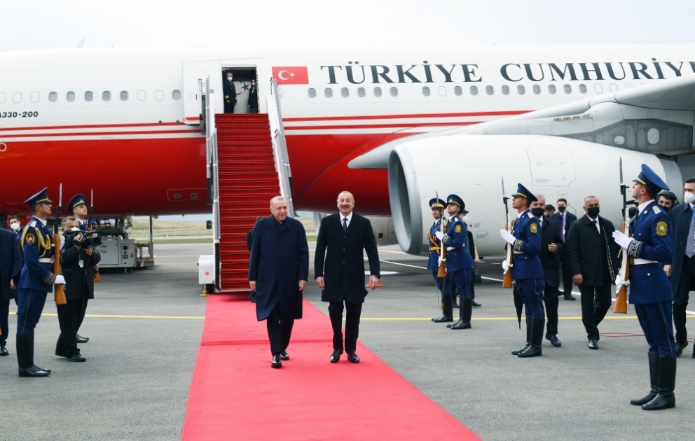 Präsident Recep Tayyip Erdogan zu Staatsbesuch in Aserbaidschan eingetroffen  Erster offizieller Empfang im Internationalen Füsuli Airport VIDEO