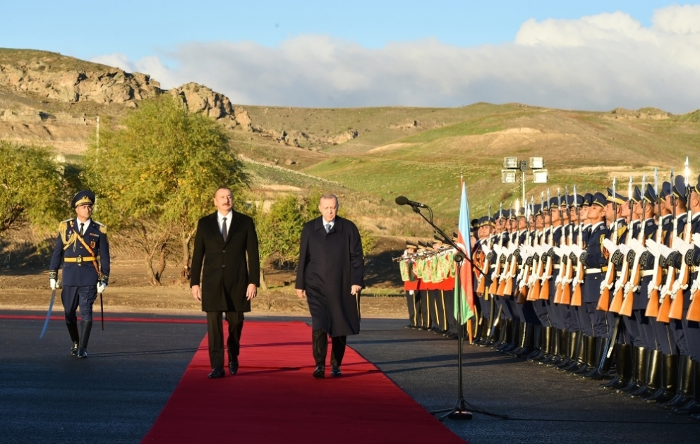 Cérémonie d’accueil officiel du président turc Recep Tayyip Erdogan dans la région de Zenguilan VIDEO