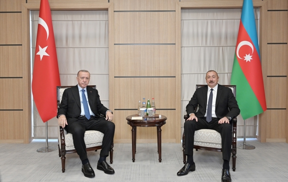 Präsident Ilham Aliyev und Präsident Recep Tayyip Erdogan treffen sich unter vier Augen VIDEO