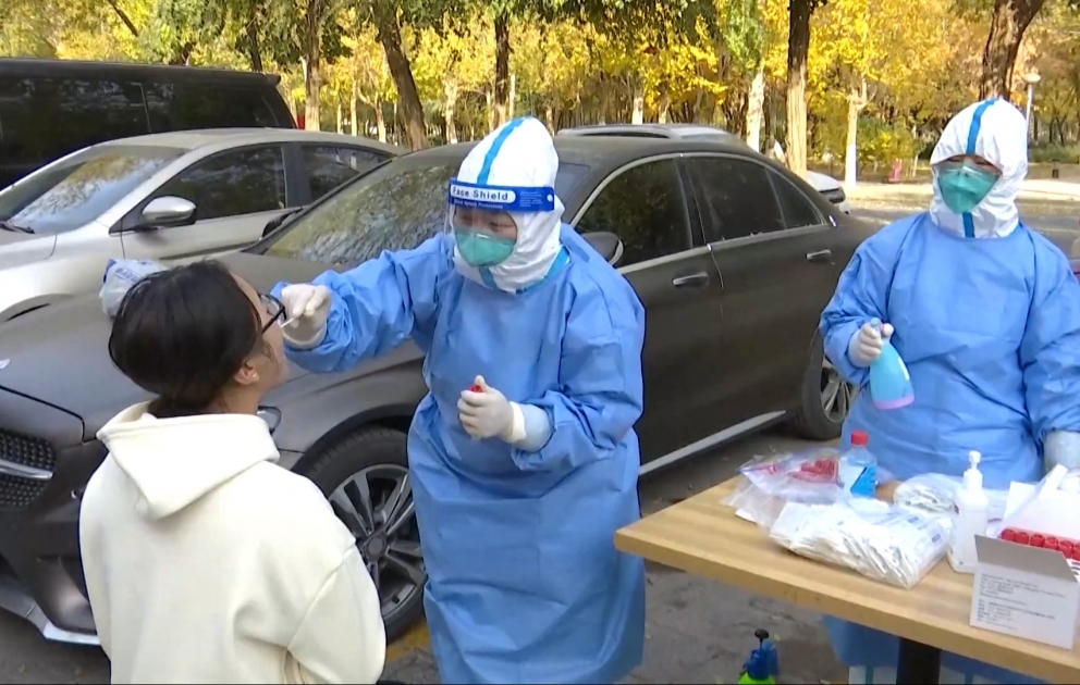 Çinin Ecina qəsəbəsində sakinlərin kütləvi şəkildə koronavirus testindən keçirilməsinə başlanılıb VİDEO