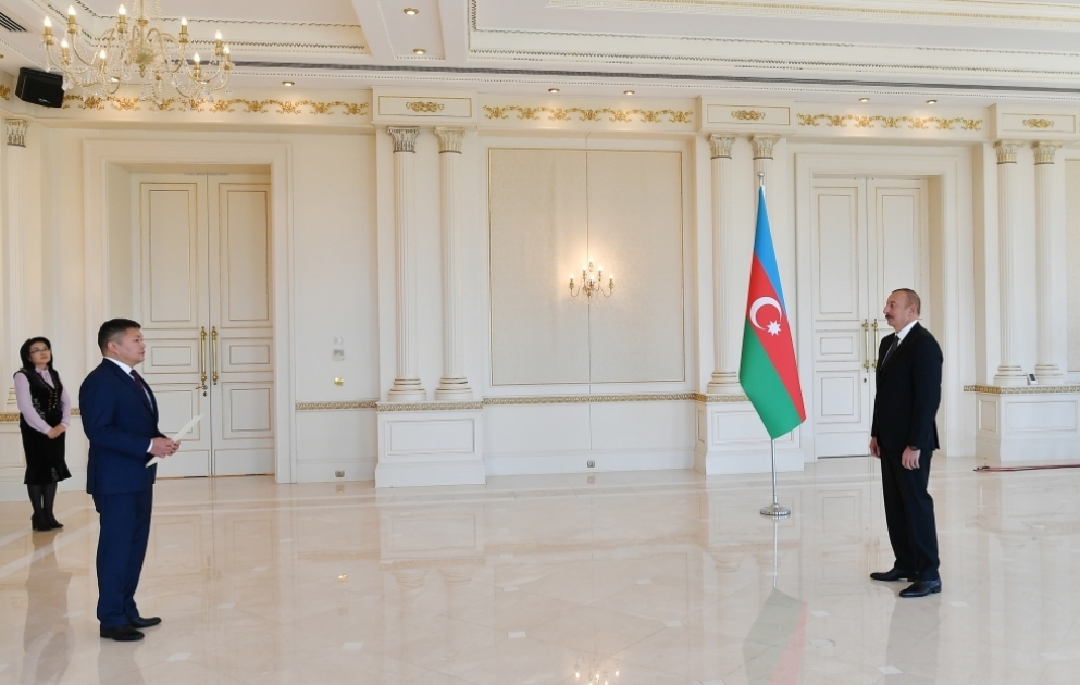 Prezident İlham Əliyev Qırğız Respublikasının Azərbaycanda yeni təyin olunmuş səfirinin etimadnaməsini qəbul edib YENİLƏNİB VİDEO