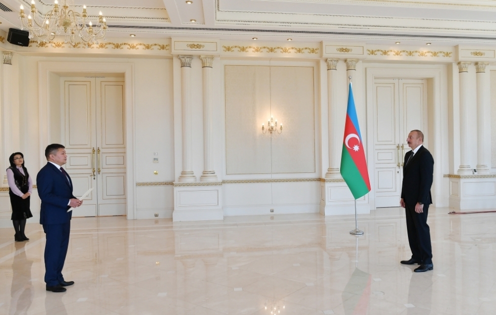 Le président Ilham Aliyev reçoit les lettres de créance du nouvel ambassadeur du Kirghizistan en Azerbaïdjan VIDEO