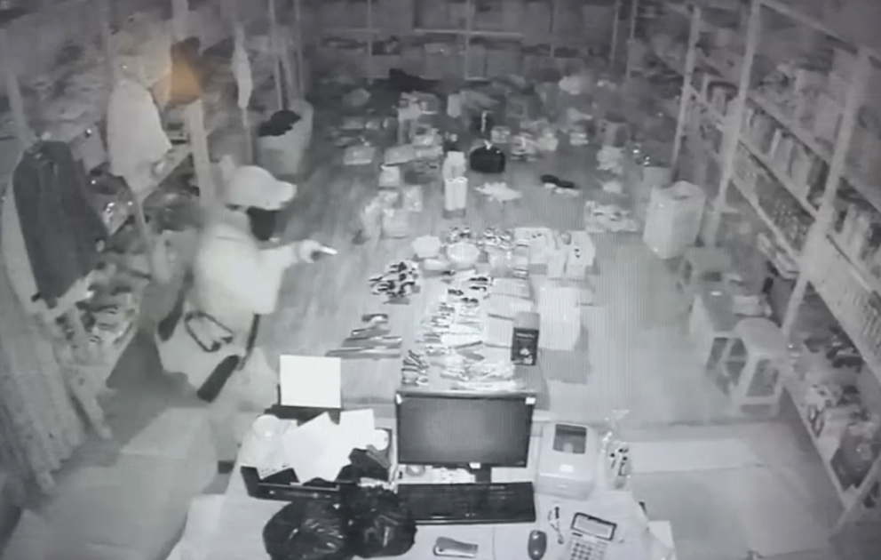 Xətai rayonundakı ticarət mərkəzindən oğurluq edilməsinin qarşısı mühafizə polisləri tərəfindən alınıb VİDEO