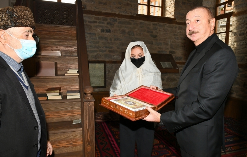 Prezident İlham Əliyev və birinci xanım Mehriban Əliyeva Lahıcdakı Bədöyün məscidində aparılan bərpa-təmir işləri ilə tanış olublar YENİLƏNİB VİDEO