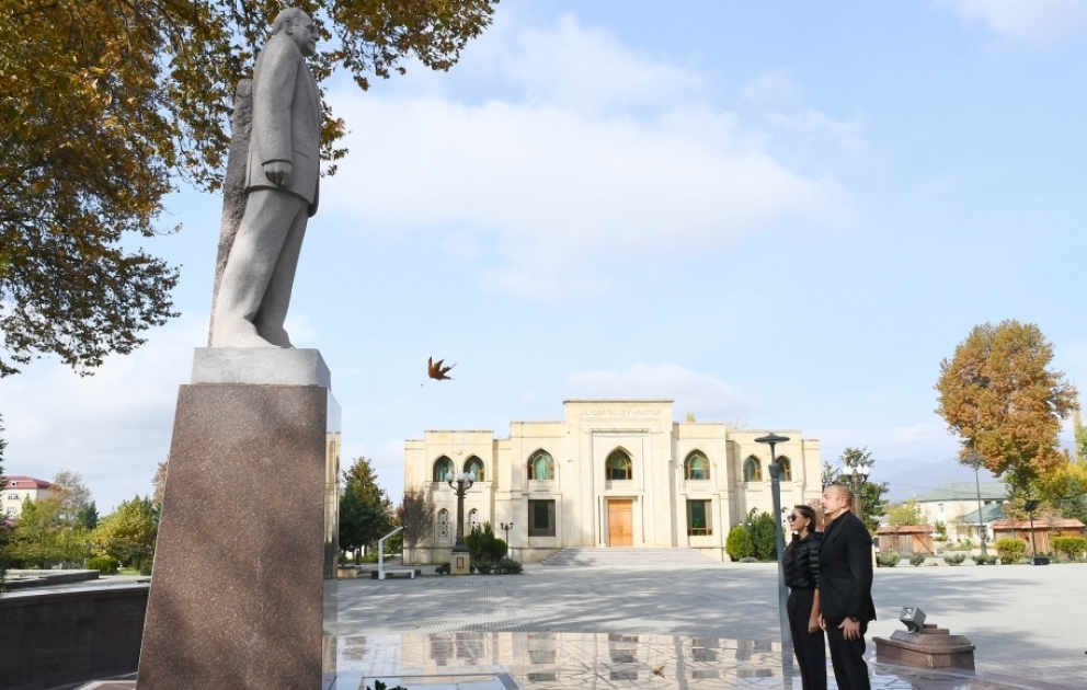 Präsident Ilham Aliyev und First Lady Mehriban Aliyeva zu Besuch im Rayon Ismayilli eingetroffen VIDEO