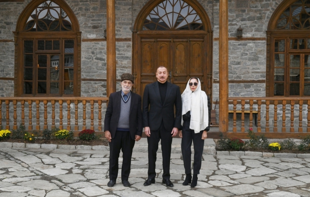 Präsident Ilham Aliyev und First Lady Mehriban Aliyeva lernen Restaurierungsarbeiten an Bädöyün-Moschee in Lahidsch VIDEO