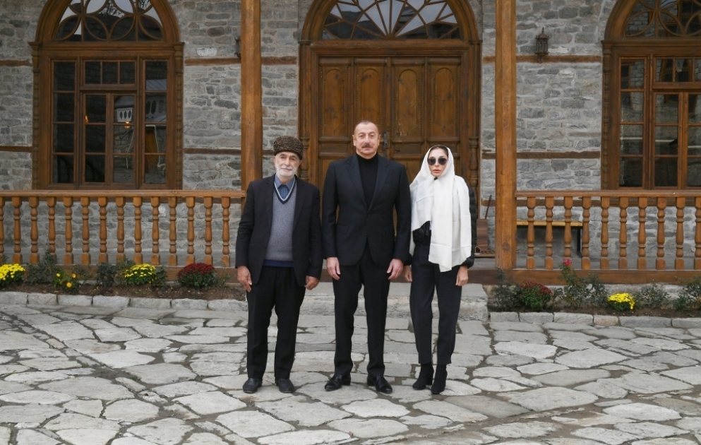 Le président Ilham Aliyev et son épouse Mehriban Aliyeva prennent connaissance des travaux de restauration de la mosquée de Bédöyun à Lahydj VIDEO