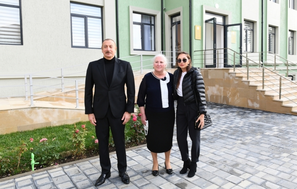 Le président Ilham Aliyev et son épouse Mehriban Aliyeva participent à l’inauguration de l’école maternelle №7 de Chamakhy VIDEO