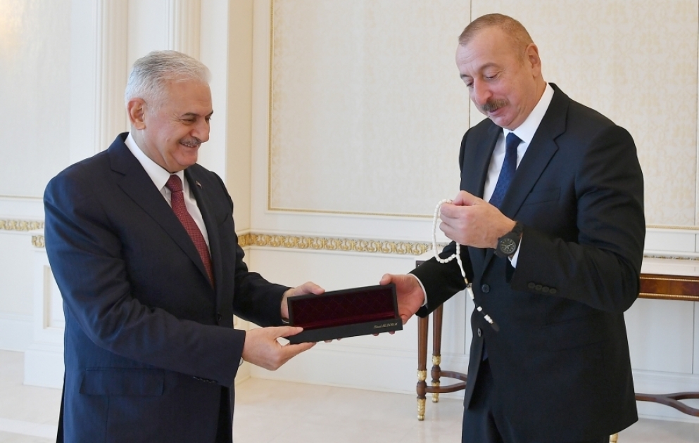 Präsident Ilham Aliyev empfängt ehemaligen türkischen Ministerpräsidenten VIDEO