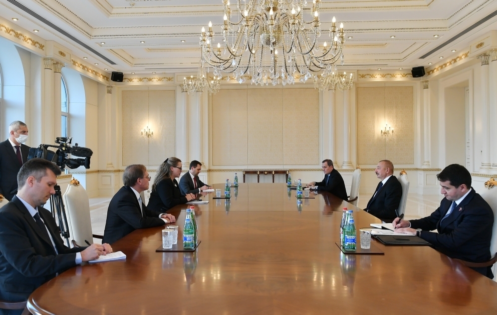 Präsident Ilham Aliyev empfängt stellvertretende Assistentin von USA- Außenminister VIDEO