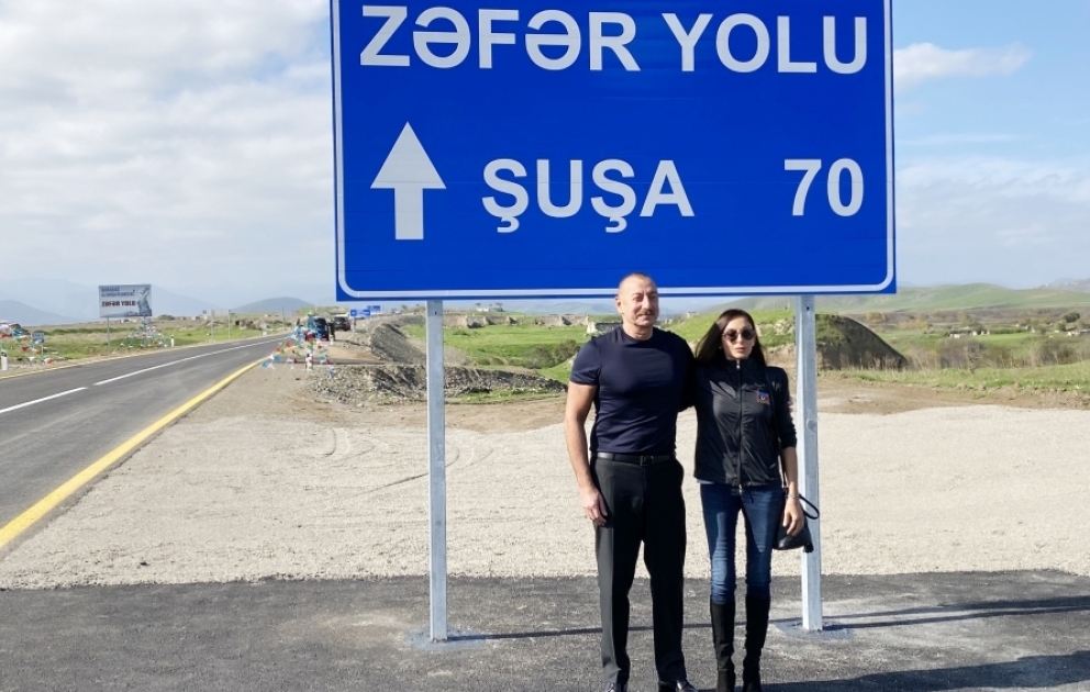 Le président Ilham Aliyev et son épouse Mehriban Aliyeva participent à l’ouverture de la Route du Triomphe VIDEO