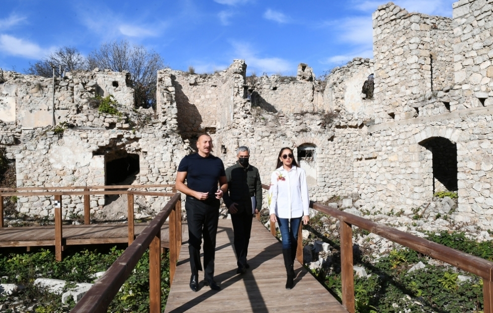 Visite de la mosquée Achaghy Gövher Aagha à Choucha VIDEO