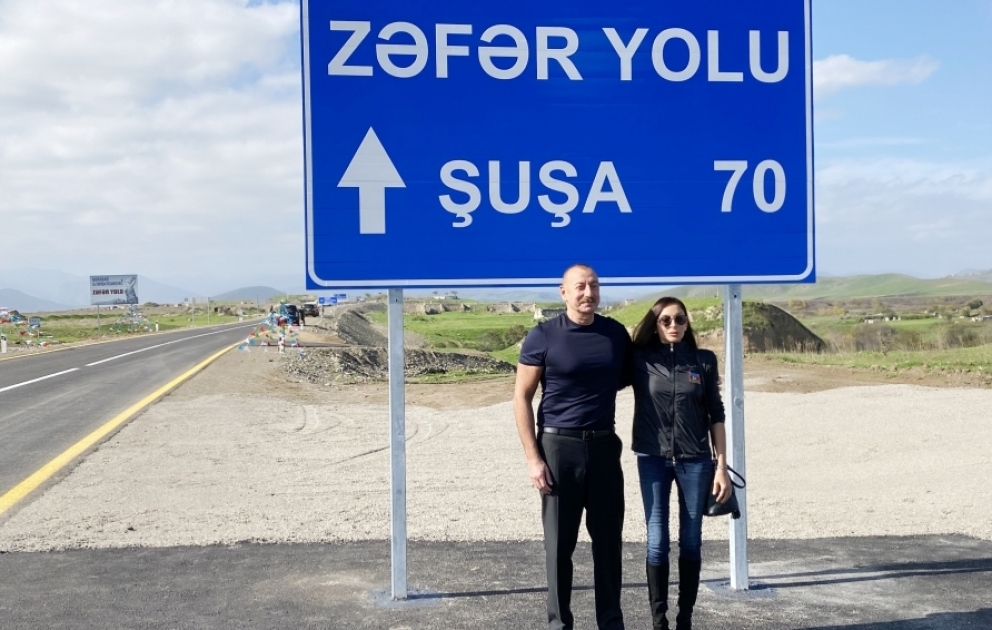 Präsident Ilham Aliyev und First Lady Mehriban Aliyeva weihen Straße des Triumphs in Füsuli Region ein VIDEO