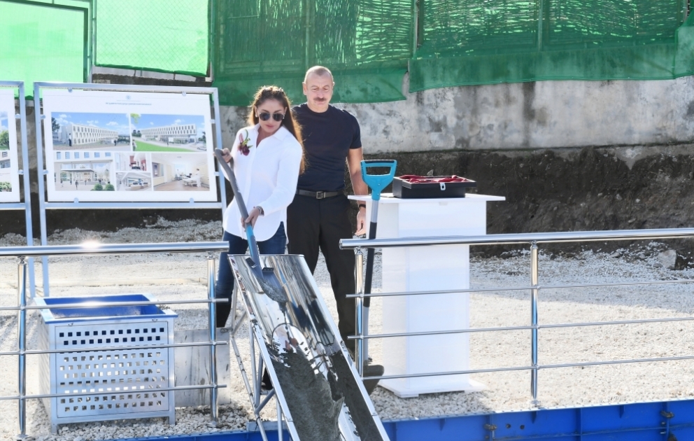 Schuscha: Präsident Ilham Aliyev und First Lady Mehriban Aliyeva legen Grundstein für zentrales Rayonkrankenhaus VIDEO
