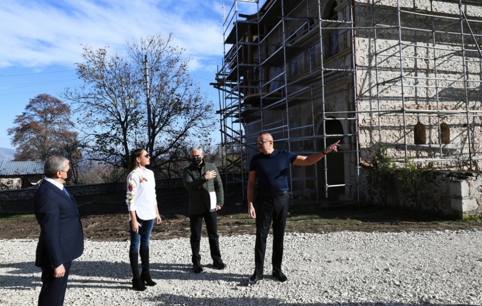 Präsident Ilham Aliyev und First Lady Mehriban Aliyeva machen sich mit Restaurierungsarbeiten am Mehmandarovs Herrenhaus in Schuscha vertraut VIDEO