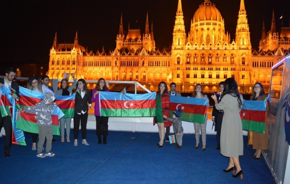 Budapeştdə Dunay çayı üzərində Zəfər Günü tədbiri VİDEO