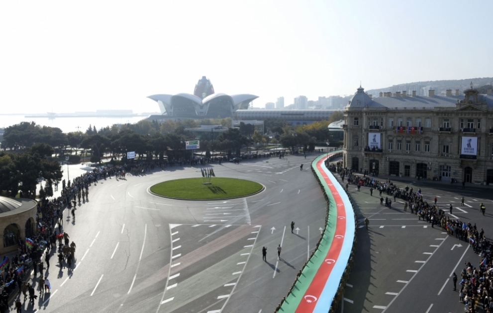 Siegesmarsch und Flashmob in Baku VIDEO