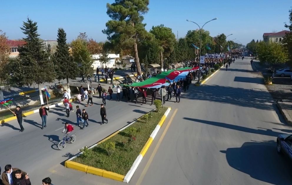 Beyləqanda 44 metrlik bayraqla Zəfər yürüşü təşkil olunub VİDEO