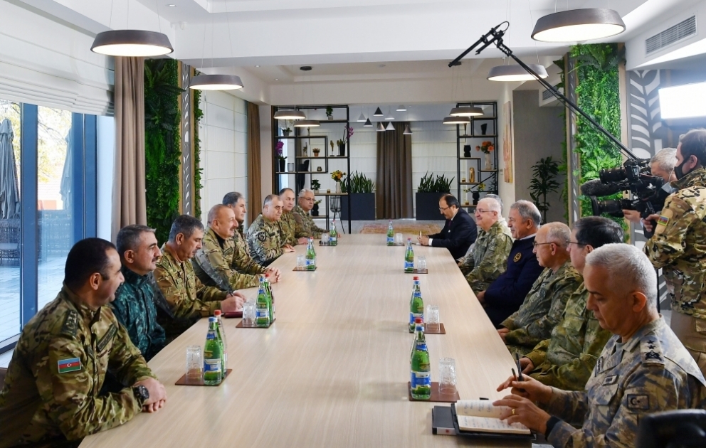 Президент Ильхам Алиев принял делегацию во главе с министром национальной обороны Турции Хулуси Акаром ВИДЕО