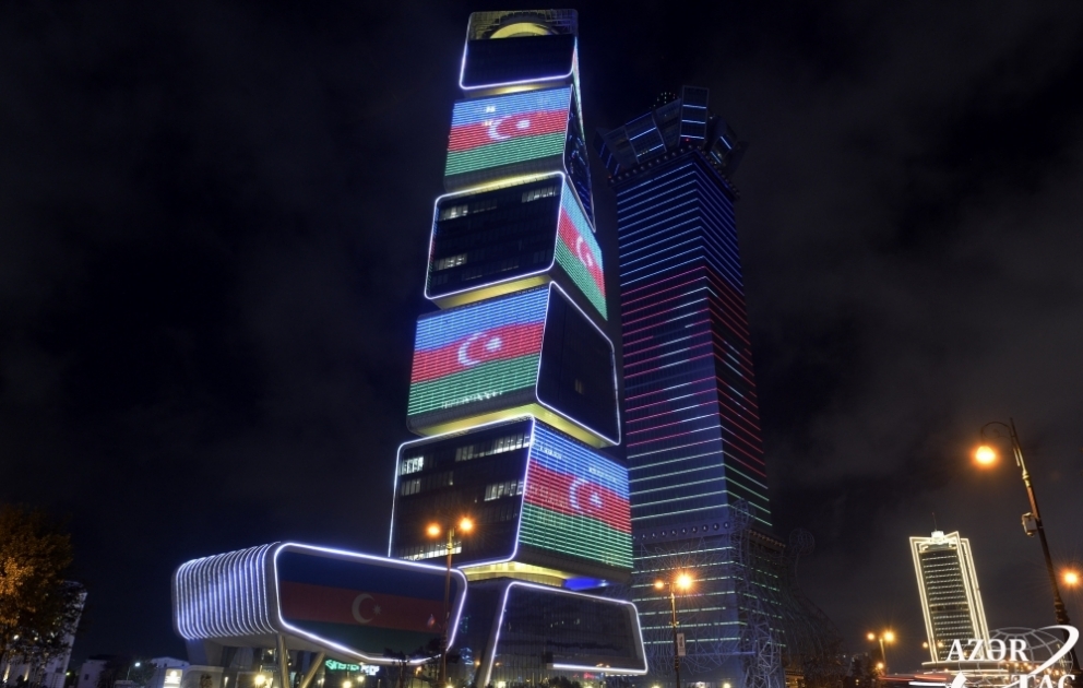 Tag des Sieges: Mehrere Gebäude in Baku in den Farben der aserbaidschanischen Flagge beleuchtet VIDEO