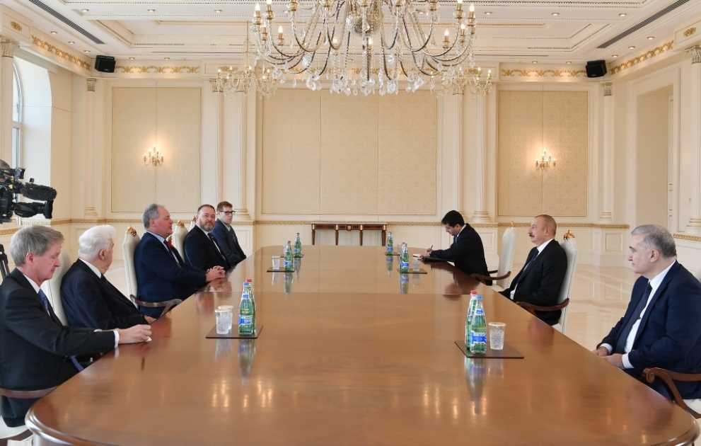 Präsident Ilham Aliyev empfängt Leiter der britisch-aserbaidschanischen interparlamentarischen Freundschaftsgruppe VIDEO