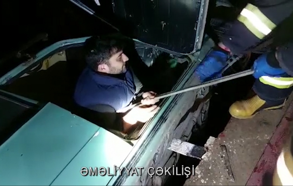 Şəmkir rayonunda yol qəzası olub, avtomobil körpüdən asılı qalıb VİDEO