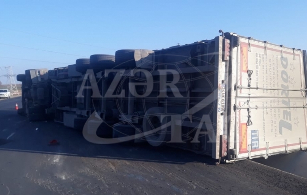 Tovuzda yük maşını aşıb, sürücü xəsarət alıb VİDEO