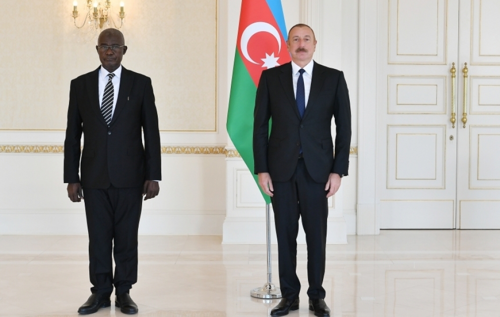 Prezident İlham Əliyev Uqandanın ölkəmizdə yeni təyin olunmuş səfirinin etimadnaməsini qəbul edib YENİLƏNİB VİDEO