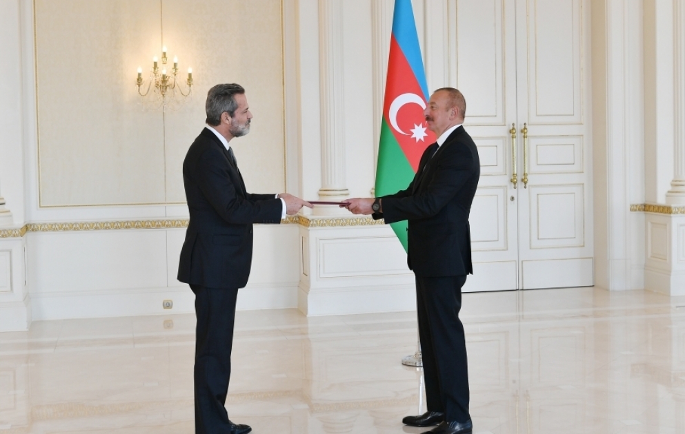 Le président Ilham Aliyev reçoit les lettres de créance du nouvel ambassadeur du Portugal en Azerbaïdjan VIDEO