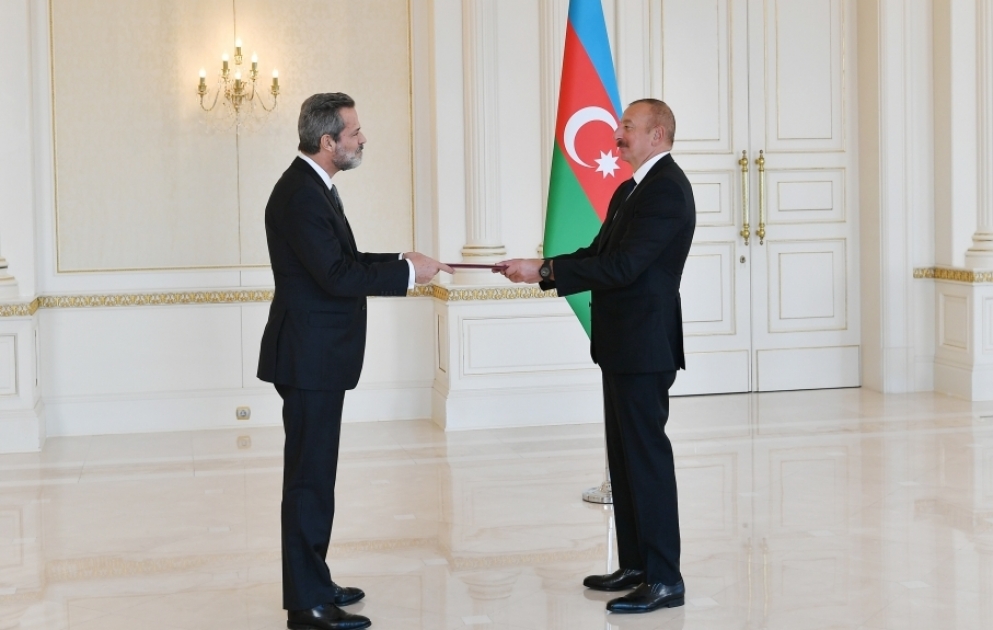 Präsident Ilham Aliyev nimmt Beglaubigungsschreiben von neuem portugiesischen Botschafter in Aserbaidschan entgegen VIDEO