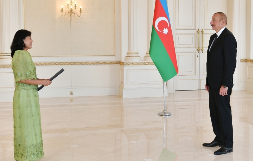 Präsident Ilham Aliyev empfängt neue Botschafterin der Philippinen in Aserbaidschan zur Übergabe ihres Beglaubigungsschreibens VIDEO