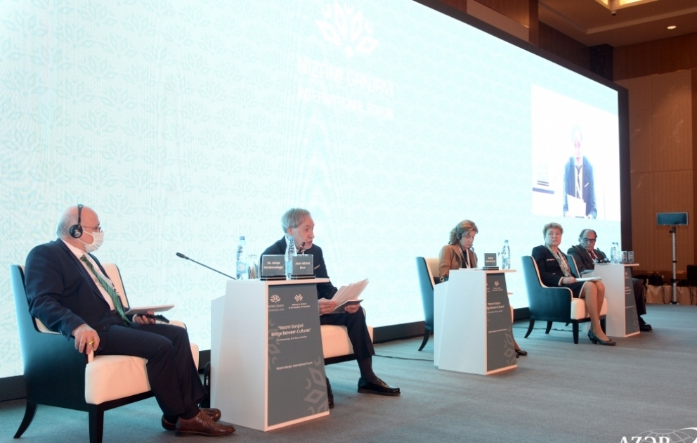 Nizami Gəncəvi Beynəlxalq Forumu panel iclaslarla davam edib YENİLƏNİB VİDEO