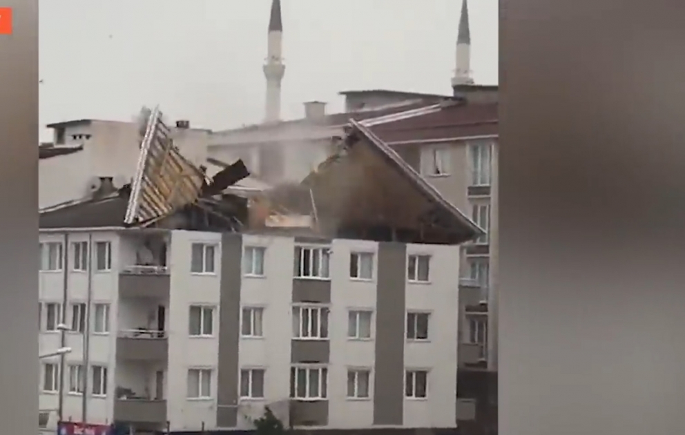 İstanbulda baş verən güclü qasırğa nəticəsində ölənlərin sayı artıb VİDEO