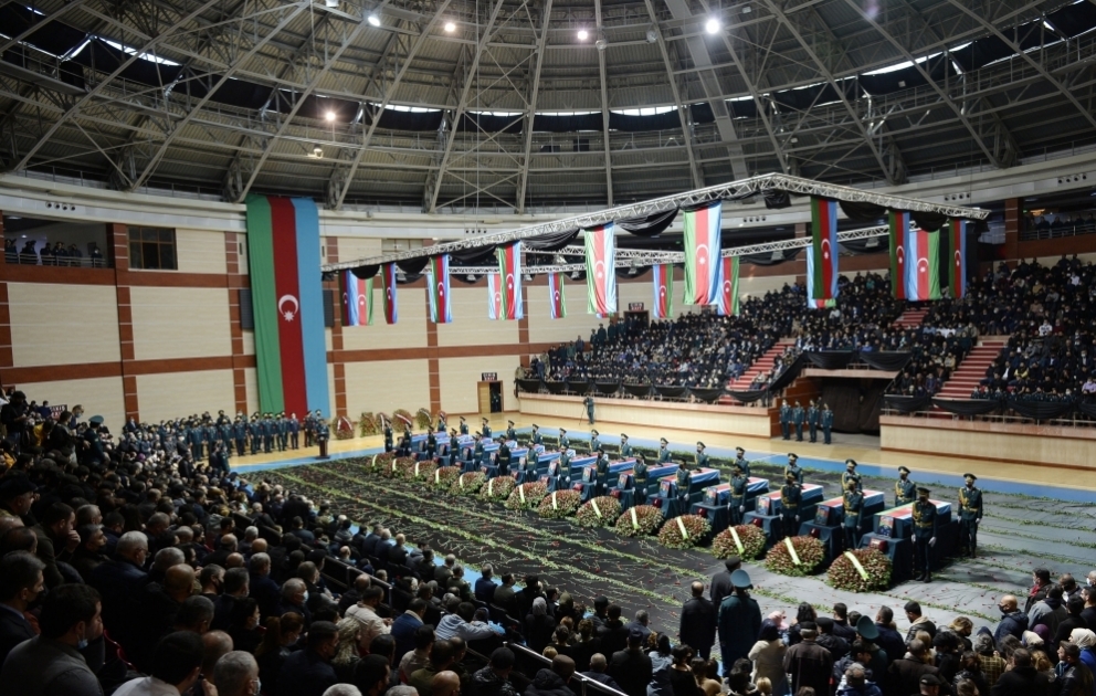 L’Azerbaïdjan rend un dernier hommage aux militaires morts dans le crash d’un hélicoptère du Service national de protection des frontières VIDEO