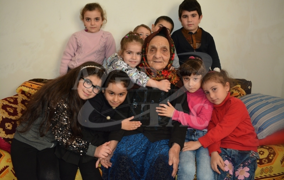 Yüz bir yaşlı Meynas nənənin 10 övlad, 35 nəvə, 78 nəticə və 11 kötükcədən ibarət mehriban ailəsi FOTO VİDEO