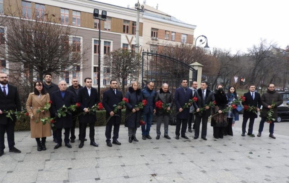 Делегация ПЕА посетила памятник великому лидеру Гейдару Алиеву и академику Зарифе Алиевой в Украине ВИДЕО