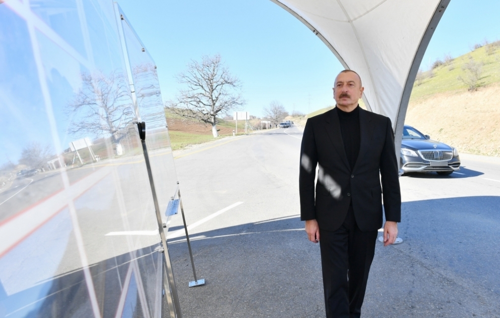 Präsident Ilham Aliyev weiht Automobilstraße Guba-Gonagkend ein VIDEO