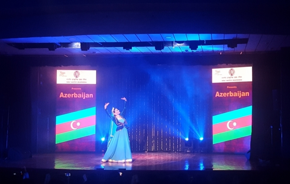 Azərbaycanlı tələbə Hindistanda beynəlxalq tədbirdə "Sarı gəlin" rəqsini ifa edib VİDEO