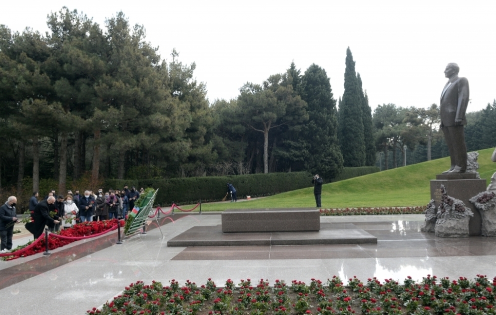 Mitarbeiter von AZERTAC besuchen Grab von großem Leader Heydar Aliyev VIDEO