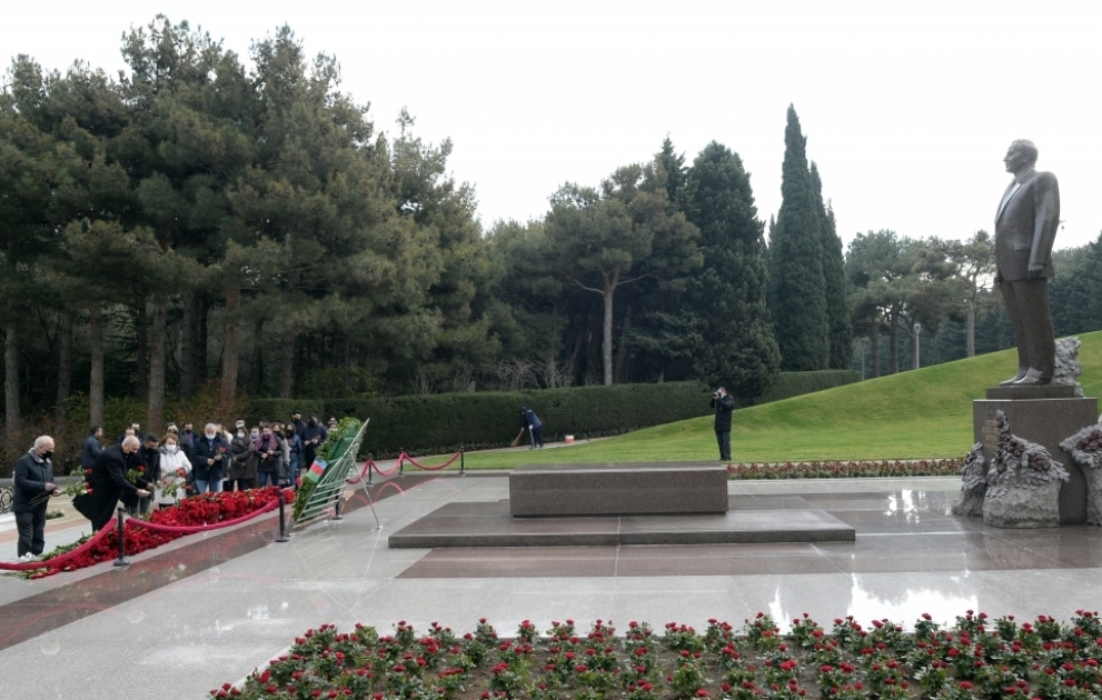 AZERTAC employees pay tribute to national leader Heydar Aliyev VIDEO